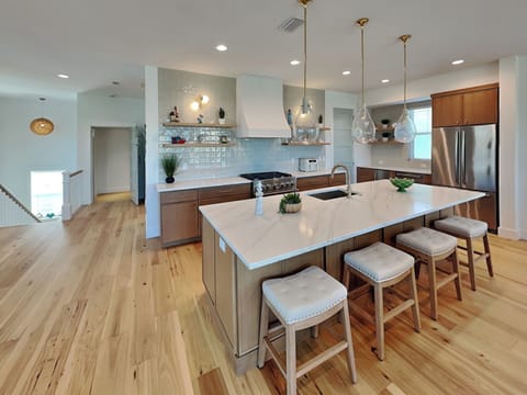 Fully Equipped Kitchen with Breakfast Bar Seating for 4