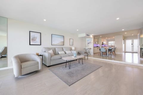 Enjoy a seamless flow from the stylish living area to the elevated dining nook and fully-equipped kitchen. Perfect for relaxing and socializing while preparing meals.