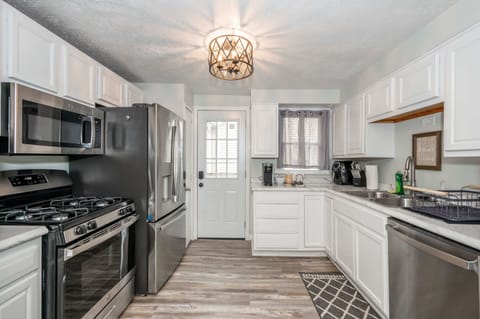 The kitchen is well equipped for an unforgettable getaway​