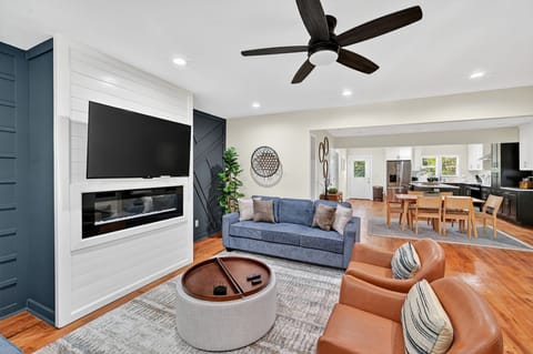 Indoors, Home Decor, Furniture, Living Room, Screen