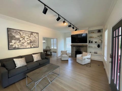 ~ EXPLORE THE DOWNTOWN OF BIRMINGHAM FROM YOUR 2BR COZY HOME! ~