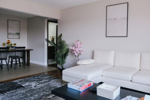 ~ EXPLORE CHICAGO FROM YOUR COZY HOME! ~