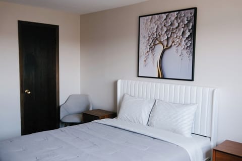 [Bedroom] ~ Queen Bed, Walk-in Closet