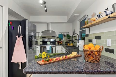 [Full Kitchen] ~ Refrigerator, Freezer, Hot water kettle, Coffee Maker, Toaster, Blender, Rice cooker