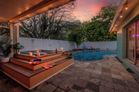 ~ RESORT VIBES RIGHT AT HOME WITH YOUR POOL AND JACUZZI! ~