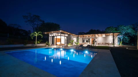 Villa Lux Grande Outdoor Big Baja pool .