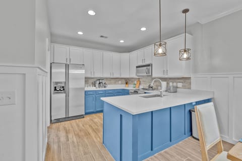 Modern Blue Kitchen – Fully Stocked and Beautifully Designed
