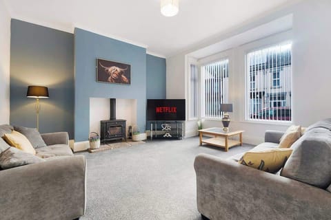 An open-plan living room equipped with a SMART TV with Netflix and a comfortable sofa to sit down and relax. 