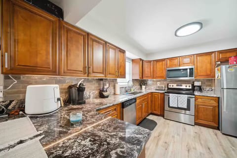 Lovely kitchen with full size appliances and extras.
