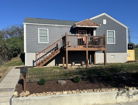 ☀️ Sunny Front Deck – The Perfect Spot to Unwind 🍹