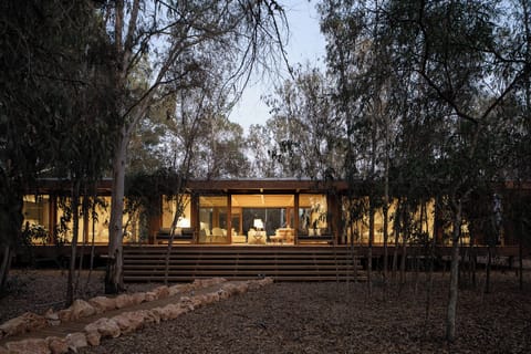 [Backyard] Embrace the serenity in this nature-immersed gem. No neighbours obstructing the views.
      
