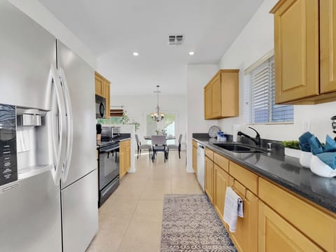 Call me Chef Bae in this kitchen! Well-appointed kitchen, you bring the groceries, we have the rest.