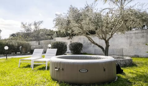 Outdoor spa tub
