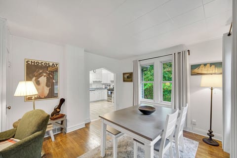 Dining Room with seating for 4.