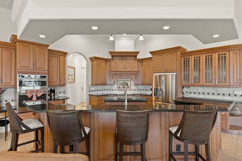 Breakfast Bar and Kitchen