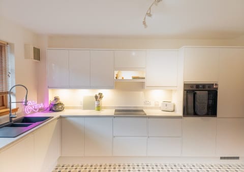 The modern kitchen at Casa Amor Aviemore offers everything you need — perfect for cooking together after a day exploring Aviemore.