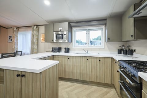 Happy's Day Lodge, Allerthorpe Golf & Country Park, York - Host & Stay