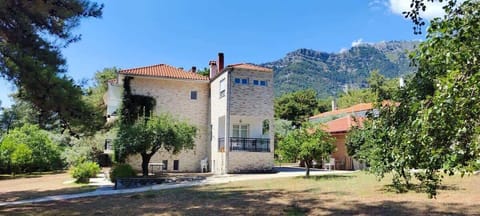 Well-maintained seaside apartment surrounded by greenery, just minutes from the beach.