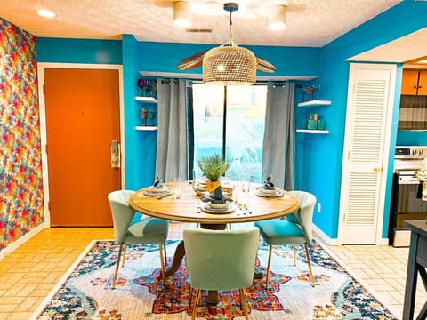 Relax in this dining room that is perfect for island style meals and cocktails.