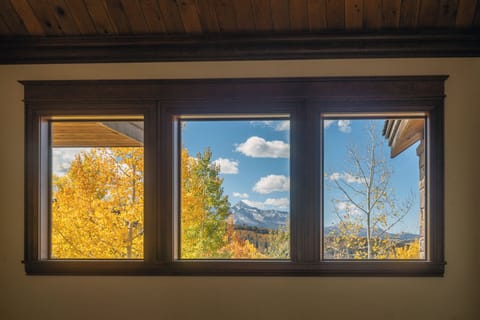 8.01-telluride-saison-cinq-view-above-stairs-to-master