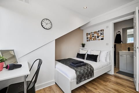 F3, Bed, leading into the bathroom