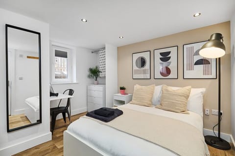 F1, Bedroom