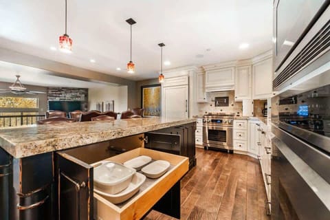 Kitchenware and utensils provided