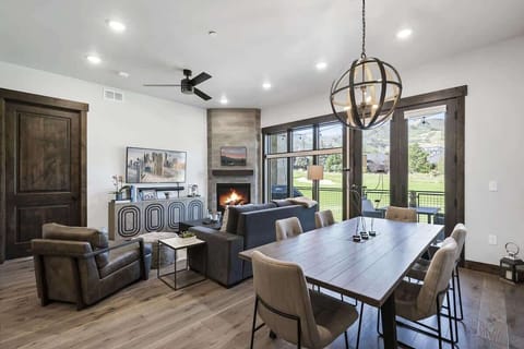 Living Room W/Dining Table