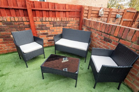 Private fenced garden with outdoor seating – great for fresh air and morning coffee.