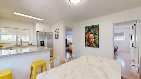 Dining for 4 guests. 