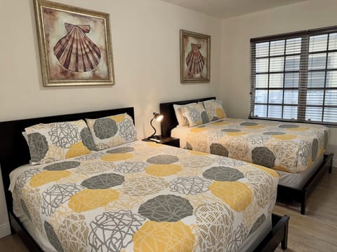 Bedroom: 2 Queen Beds, Smart TV