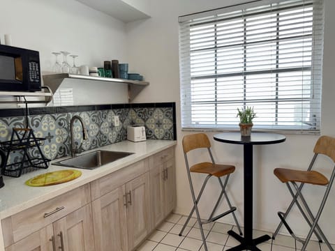 Full Kitchen, Dining for 2