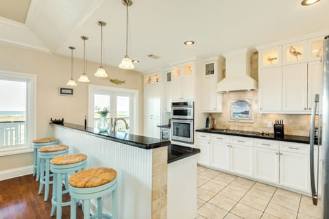 Additional seating for 4 more at the adjacent breakfast bar