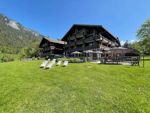 Das Restaurant mit der Wiese wo man sich auf Liegestühlen sonnen kann.