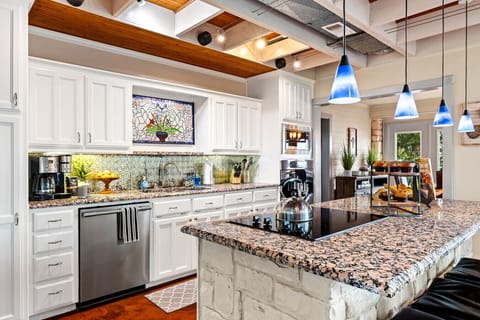 Gourmet Kitchen | Granite Island w/ Bar Seating | Modern Appliances