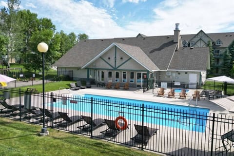 Your stay includes access to the Peaks outdoor pool (open May to September long) and year-round hot tub.