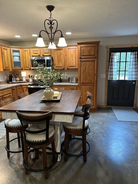Fully Equipped Kitchen - Countertop Height Table w/6 Barstools
