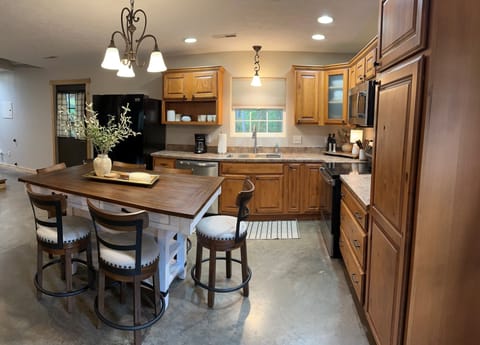 Fully Equipped Kitchen - Countertop Height Table w/6 Barstools