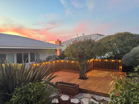 Cozy front-yard deck with comfortable seating and beautifuol sunset views.