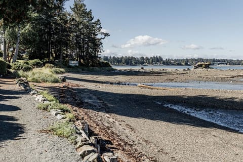 Pacific Shores Corner Escape – Double Queen Suite Apartment in Vancouver Island