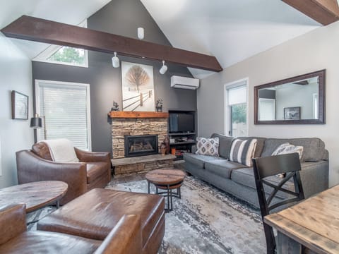 Cozy family room for gathering and making lasting memories w/pull out sofa.