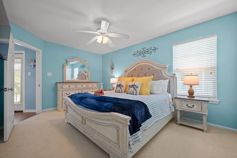 Master Bedroom w/King bed