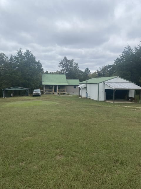 Cabin and shop (with privacy bunk room)