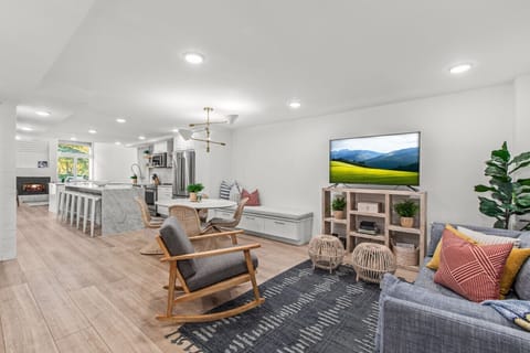 Welcome to our modern ski condo sitting on the 18 fairway of the Park City golf course.  Pending snow totals, ski right back to the condo across the Nordic Ski Course.