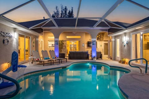 private heated swimming pool and spa. lanai area has 2 lanai tvs.