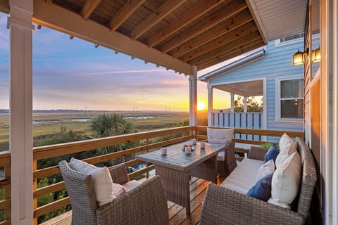 HOST & HOME presents…34 Broad View Lane! Experience relaxed coastal living at 34 Broad View Lane, a beautifully designed modern retreat.
