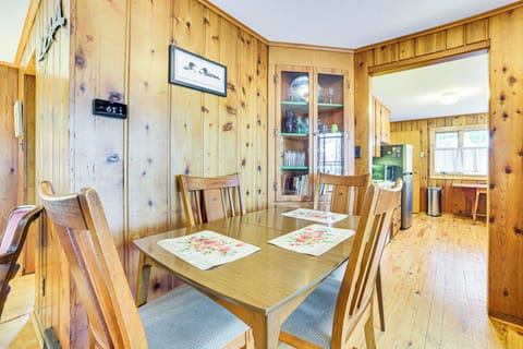 Dining Table | Dishware/Flatware