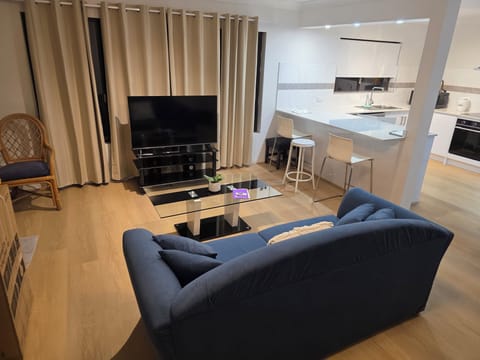 Lounge w smart 50" TV