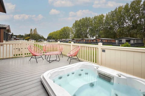 Tarn Lodge,  Allerthorpe Golf & Country Park, York - Host & Stay