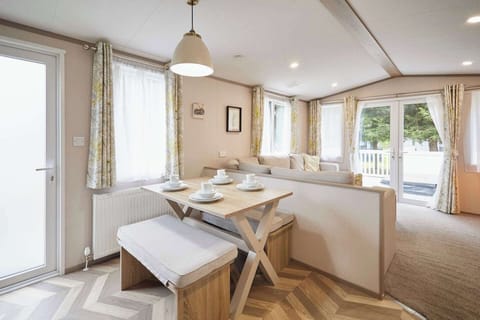 Stone Beck Lodge,  Allerthorpe Golf & Country Park, York - Host & Stay